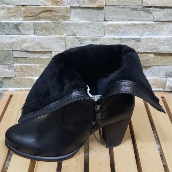 UGG Lynda Women's Shearling Boot - Picture 10 of 12